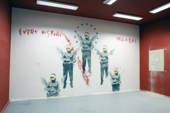 Un murales di Banksy ritrovato poco settimane fa’ da Brad Downey a Berlino sotto vari strati di vernice (via blog.ekosystem.org) - http://blog.ekosystem.org/2011/09/brad-downey-%E2%80%93-grafitti-restoration-2/