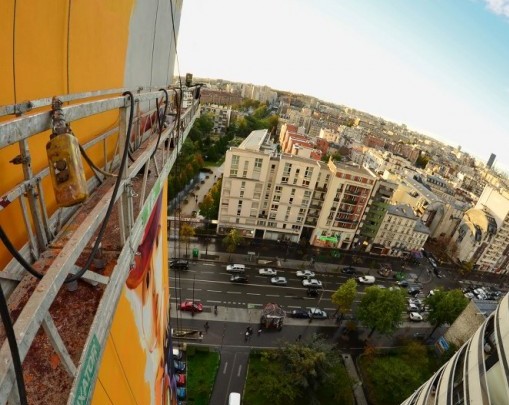 Inti mentre dipinge a Parigi