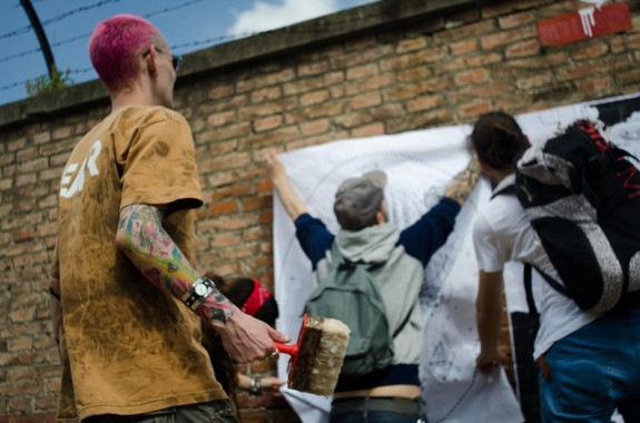 Collaboratori del Cheap al lavoro per affiggere le call - foto di Mario Covotta