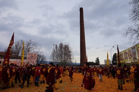 Scherno tra aranceri sul carro e a piedi, ph. Elisa Troglia