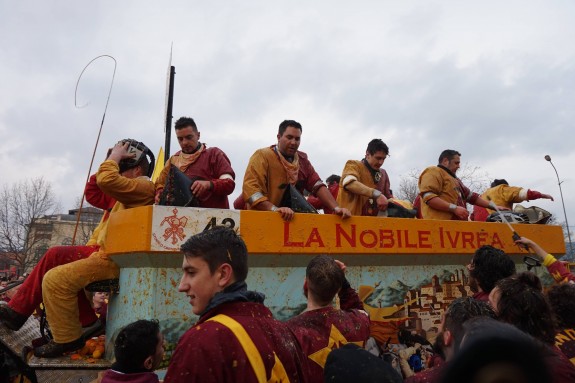 Scherno tra aranceri sul carro e a piedi, ph. Elisa Troglia