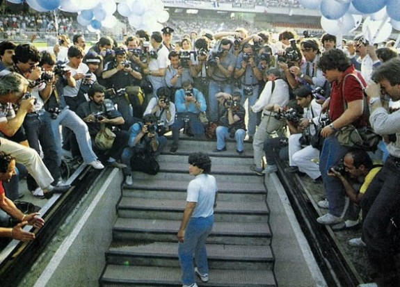 Maradona incontra i tifosi al San Paolo nell'84 