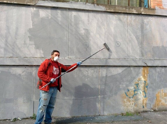 Un amico, cancella un muro dipinto da DEM