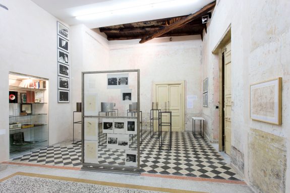 Marcel Duchamp, John Cage – Marcel Duchamp – Allan Kaprow, 2016, Casa Morra – Archivio d’Arte Contemporanea, Napoli, Foto Amedeo Benestante ©Fondazione Morra (dettaglio)